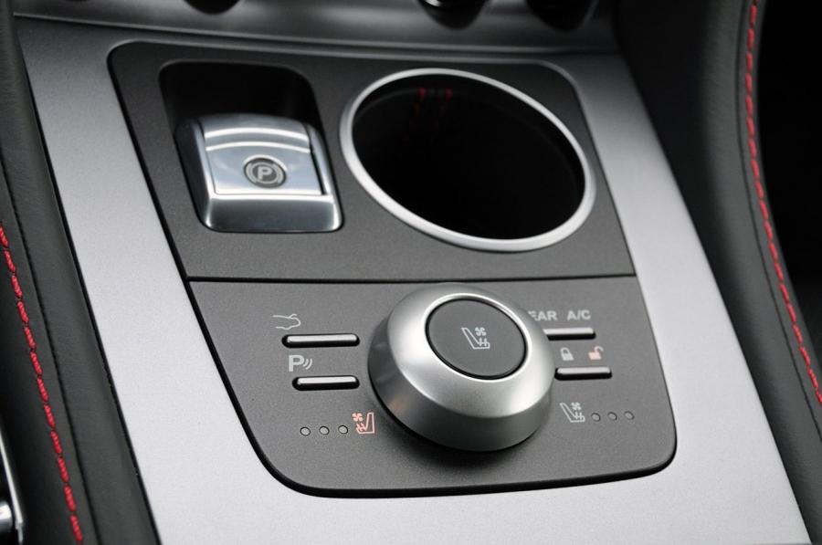 Детали интерьера Aston Martin Rapide 2010 года  (NA) (фото 28 из 57)